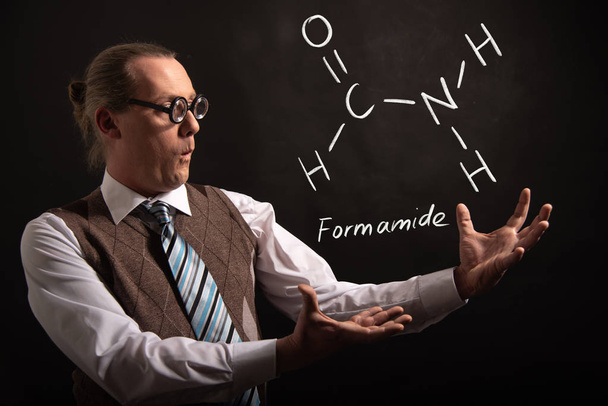 Profesor prezentujący ręcznie rysowany wzór chemiczny formamidu - Zdjęcie, obraz