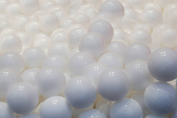Un montón de globos blancos, fondo. Muchos globos blancos, bolas inflables blancas, fondo de círculos blancos y grises. Concepto de vacaciones. Fondo abstracto
. - Foto, imagen