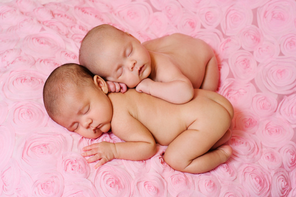 Dormire Fraterna Gemelle Neonate
 - Foto, immagini