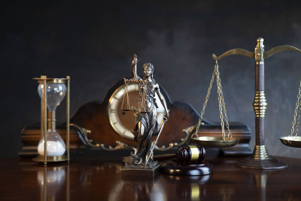 Hintergrund des Gesetzeskonzepts. Hammer des Richters, die Statue, die Uhr und die Waage auf dem grauen Hintergrund. - Foto, Bild