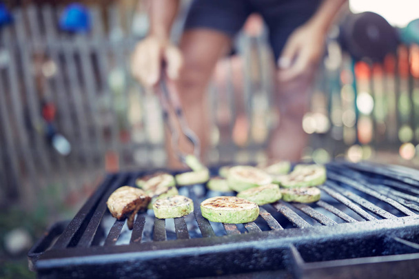 Barbecue maken buiten op een reguliere / vintage grill. - Foto, afbeelding