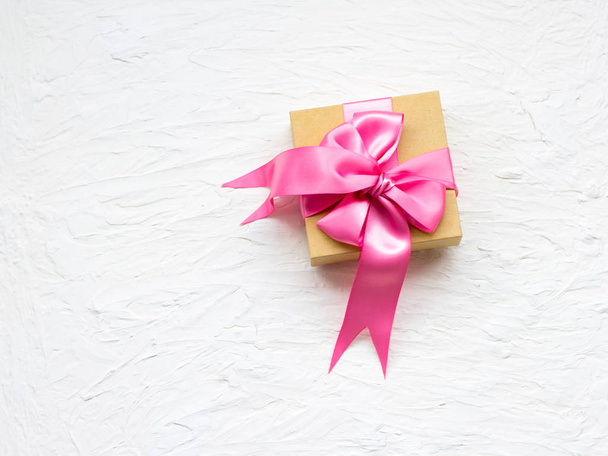 подарочная коробка с подарочной биркой. розовый сатиновый подарок
 - Фото, изображение