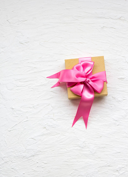 ajándékdobozban ajándékcímkét. rózsaszín szatén ajándék íj - Fotó, kép