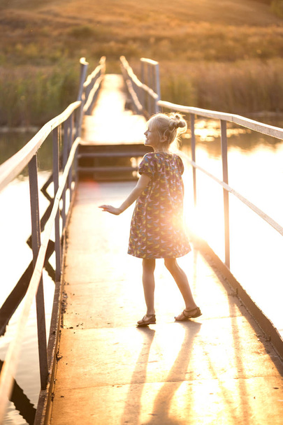 girl on a bridge  - Foto, afbeelding