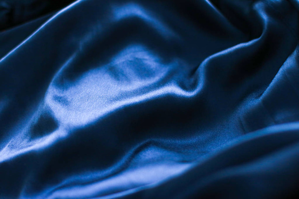 Lusso blu scuro morbido seta flatlay sfondo texture, vacanza g
 - Foto, immagini