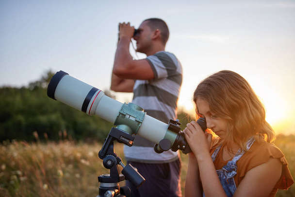 Батько і дочка спостерігають за небом за допомогою телескопа
. - Фото, зображення
