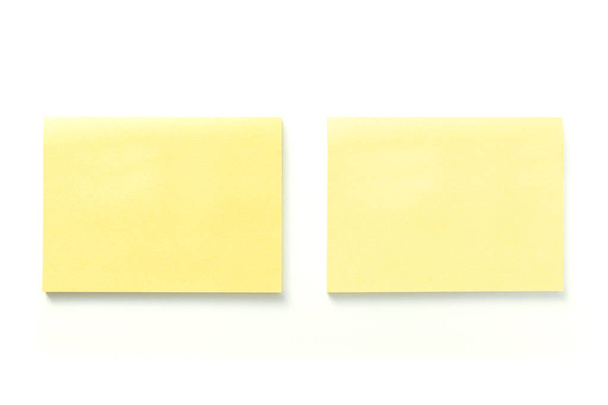 Beyaz sırtta izole edilmiş gölgeli iki boş sarı yapışkan nota - Fotoğraf, Görsel