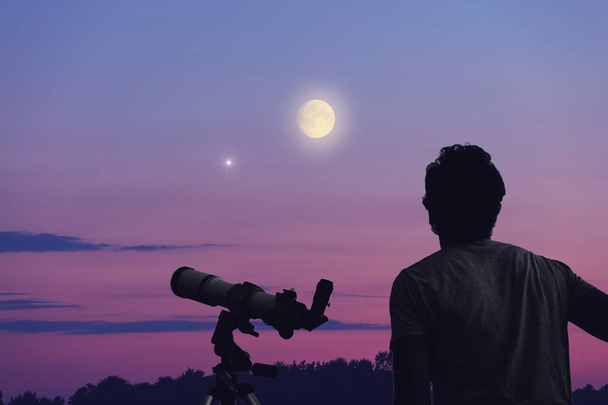 Astrónomo con un telescopio observando las estrellas y la Luna. Mi a.
 - Foto, imagen