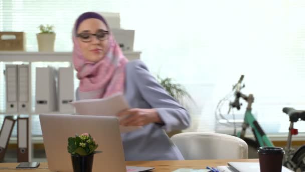 Professional young muslim business woman wearing traditional headscarf working in the office - Video