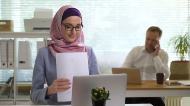 Professional young muslim business woman wearing traditional headscarf working in the office - Séquence, vidéo