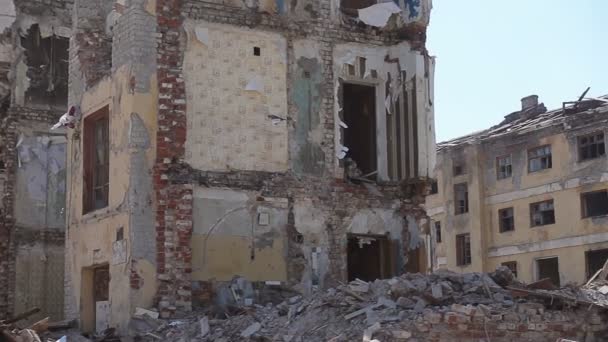 Pusty stary budynek zniszczony - Materiał filmowy, wideo
