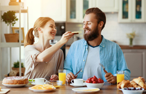 família casal feliz tem café da manhã na cozinha em mornin
 - Foto, Imagem