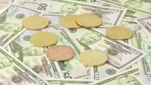 Altın Bit Sikke Btc sikkeler 50 dolar banknotlar üzerinde dönen. Dünya çapında sanal internet kriptopara. - Video, Çekim