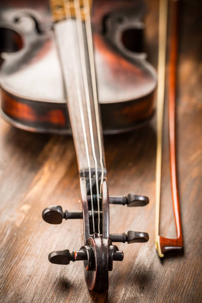 ヴィンテージスタイルで古いバイオリンと弓の詳細 - 写真・画像