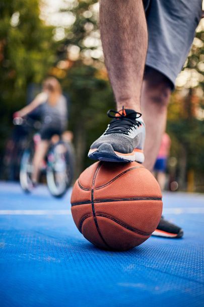 Homme faisant une pause avec ballon de basket sur le terrain de ville urbaine
. - Photo, image