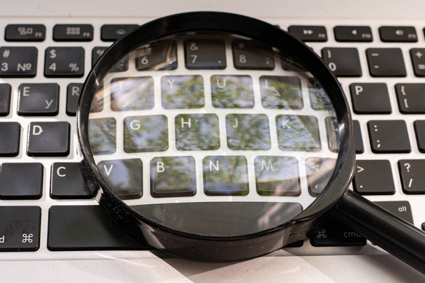 une loupe sur le clavier, la recherche sur les concepts Internet - Photo, image