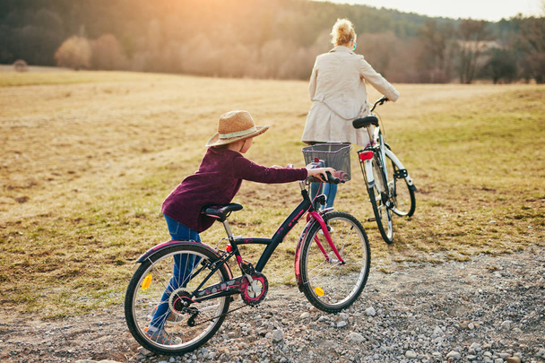 Madre e hija con bicicletas en el campo
. - Foto, imagen