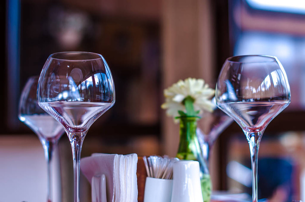Copos de vinho elegantes na mesa de jantar
 - Foto, Imagem