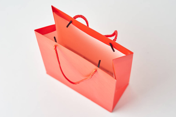 Vue du dessus à l'intérieur sac à provisions ouvert en papier rouge sur fond blanc
. - Photo, image