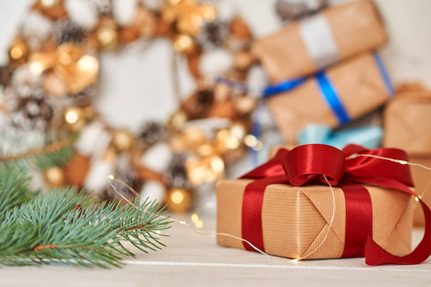 Caja de regalo de Navidad con cinta y decoraciones de Navidad en un wh
 - Foto, Imagen