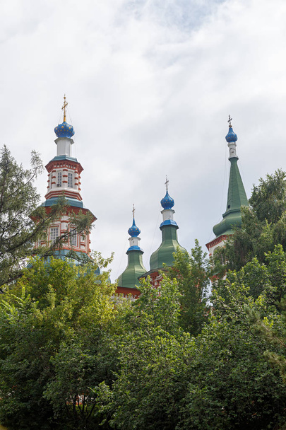 Rosja, Irkuck. Kościół Wzniesiania honorowego i LIF - Zdjęcie, obraz