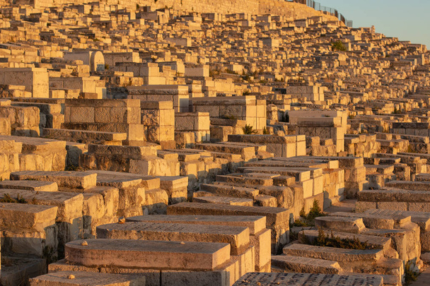 Jerozolima stare miasto cmentarz żydowski na świecie słynnego dziedzictwa religijnego miejsce pamięci w zachodzie słońca pomarańczowy i żółte oświetlenie  - Zdjęcie, obraz