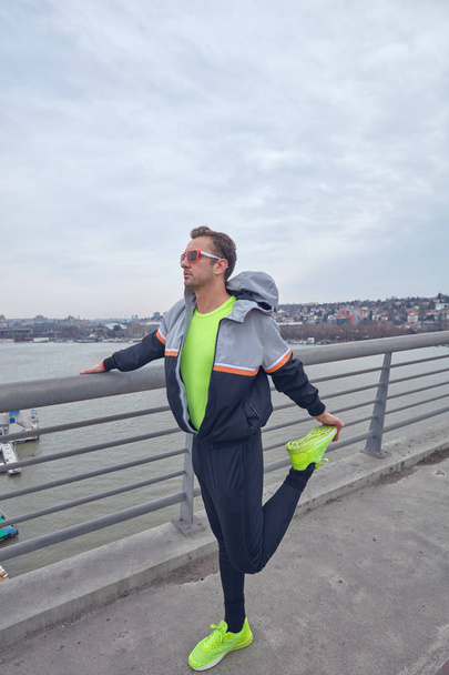 Esportista trabalhando / jogging em uma grande cidade ponte urbana
. - Foto, Imagem