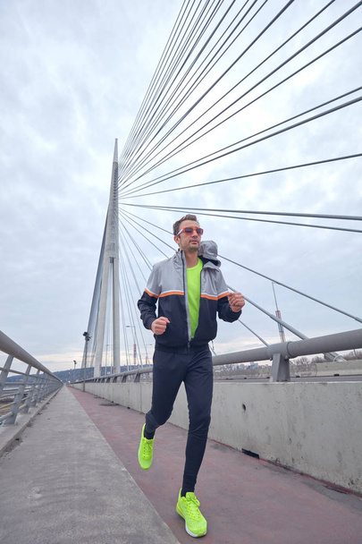 Спортсмен, який працює / біжить на великому міському міському мосту
. - Фото, зображення