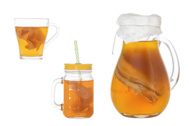 Σπιτικά ποτά με ζύμωση κομπούτσα σε γυάλινη κανάτα και βάζο. Απομονωμένη σε λευκό φόντο - Φωτογραφία, εικόνα
