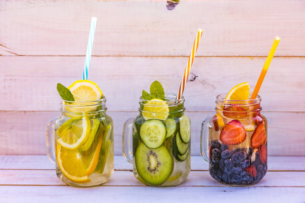 Vitamin water with lemon and raspberries in a jar - Foto, afbeelding