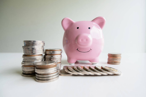 Roze Piggy Bank met munt stapel, groei van bedrijf naar succes en besparing voor pensioen concept - Foto, afbeelding