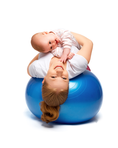 mère et bébé faisant des exercices de gymnastique sur la balle
 - Photo, image