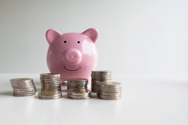 Розовый банк свиньи с кучей монет, развивающийся бизнес к успеху и сберегательная концепция для пенсионеров
 - Фото, изображение