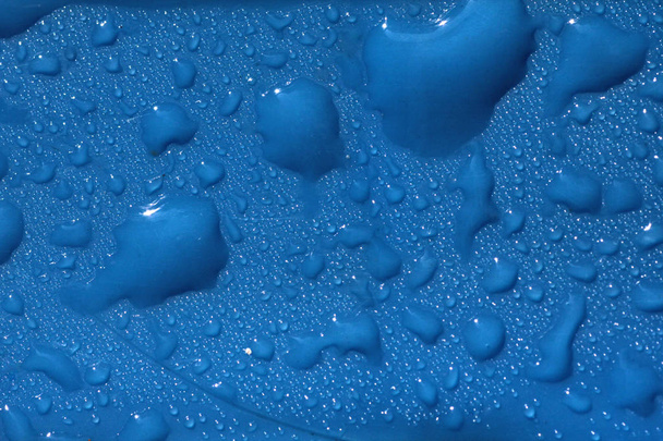 Plastik yüzeyde mavi sıvı damlaları - Fotoğraf, Görsel