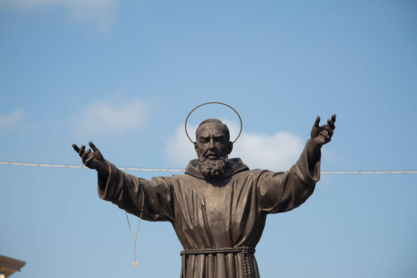 Monumento a Padre Pio, santo in Calabria
 - Foto, immagini