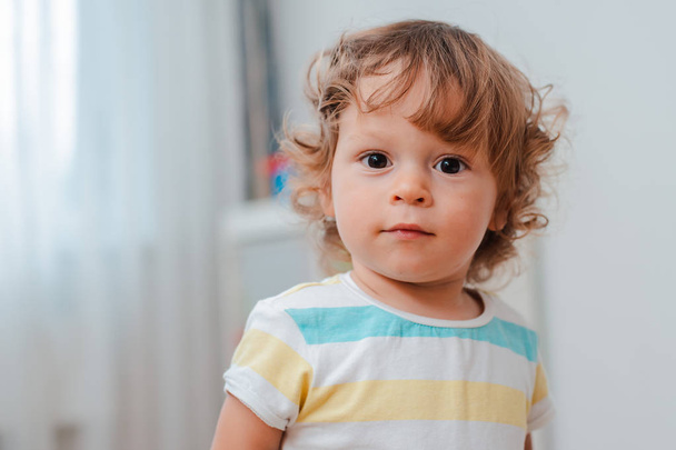 close-up de babys rosto, bebê bonito com cabelo encaracolado. Retrato de um
 - Foto, Imagem