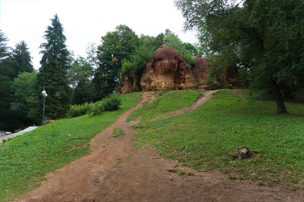Kislovodsk. National ville loisirs Parc aigle sculpture sur un rocher rouge
 - Photo, image
