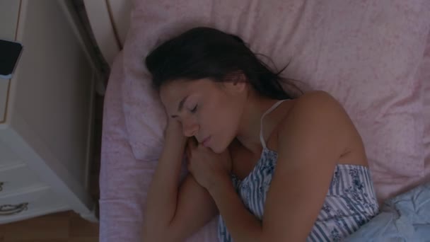 girl wakes up in bed - Filmati, video