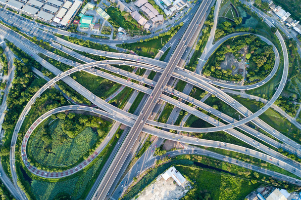 Vista aérea do intercâmbio rodoviário
 - Foto, Imagem