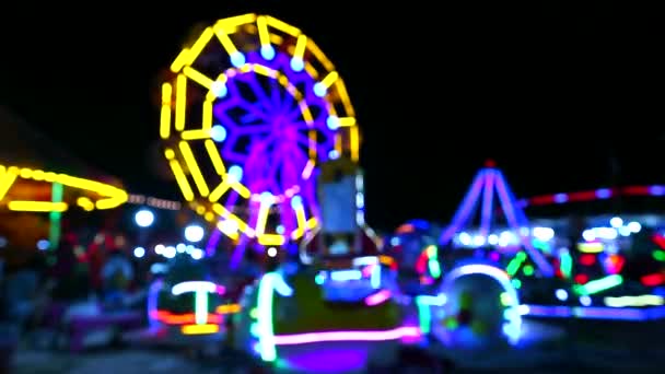 Carrousel en reuzenrad en rollende neon licht op de avondmarkt Fair - Video