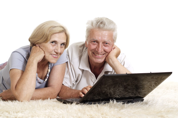 Elderly couple with laptop - Фото, изображение