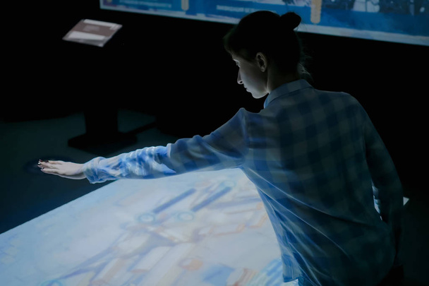 Vrouw die gebruik maakt van interactieve display zonder touch control technologie - Foto, afbeelding