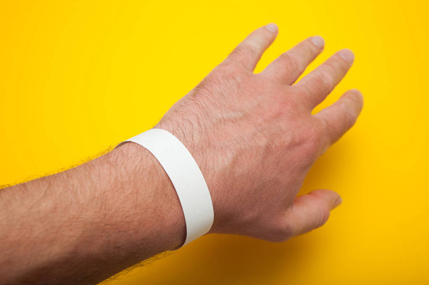 Mockup paper white bracelet on the arm. - Fotoğraf, Görsel