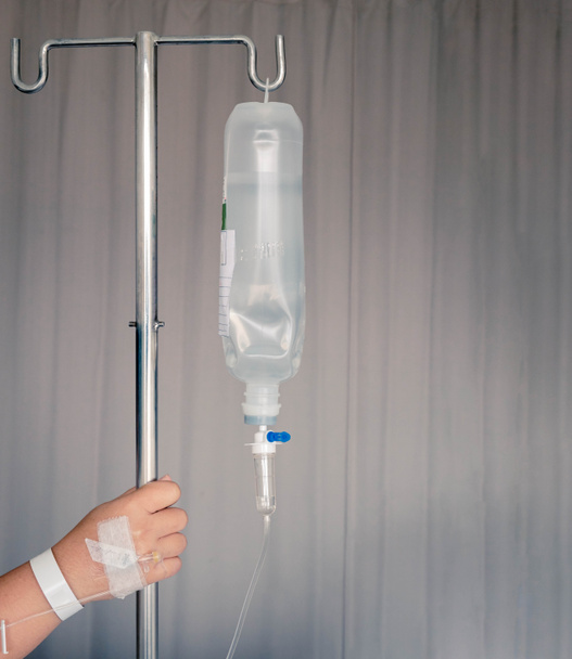 Bolsa intravenosa intravenosa con gotero y tubo desechable con solución de medicamento
 - Foto, imagen