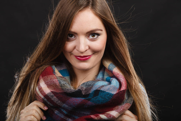Chica sonriente con bufanda de madera caliente
 - Foto, Imagen