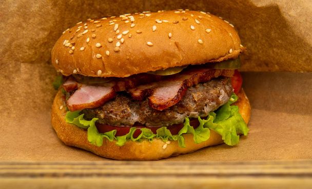 Sebzeli sığır burgerleri. Lezzetli taze ev yapımı bur - Fotoğraf, Görsel