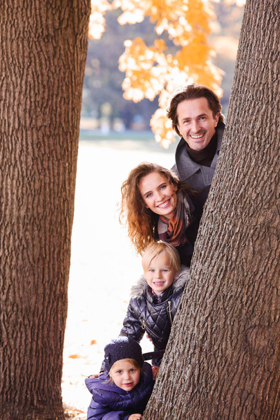 秋の公園で遊ぶ家族 - 写真・画像