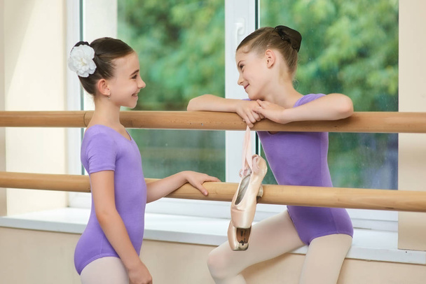 Duas pequenas bailarinas comunicam umas com as outras
. - Foto, Imagem