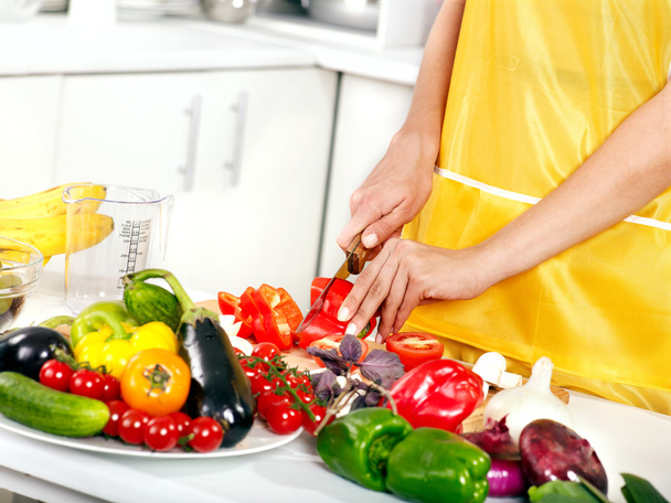 Жіноча рука різання овоча на кухні
. - Фото, зображення