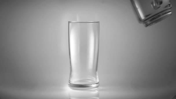 beyaz bir sahnede bardağa su dökün, saf su yeme ile sağlıklı bakım kavramı - Video, Çekim